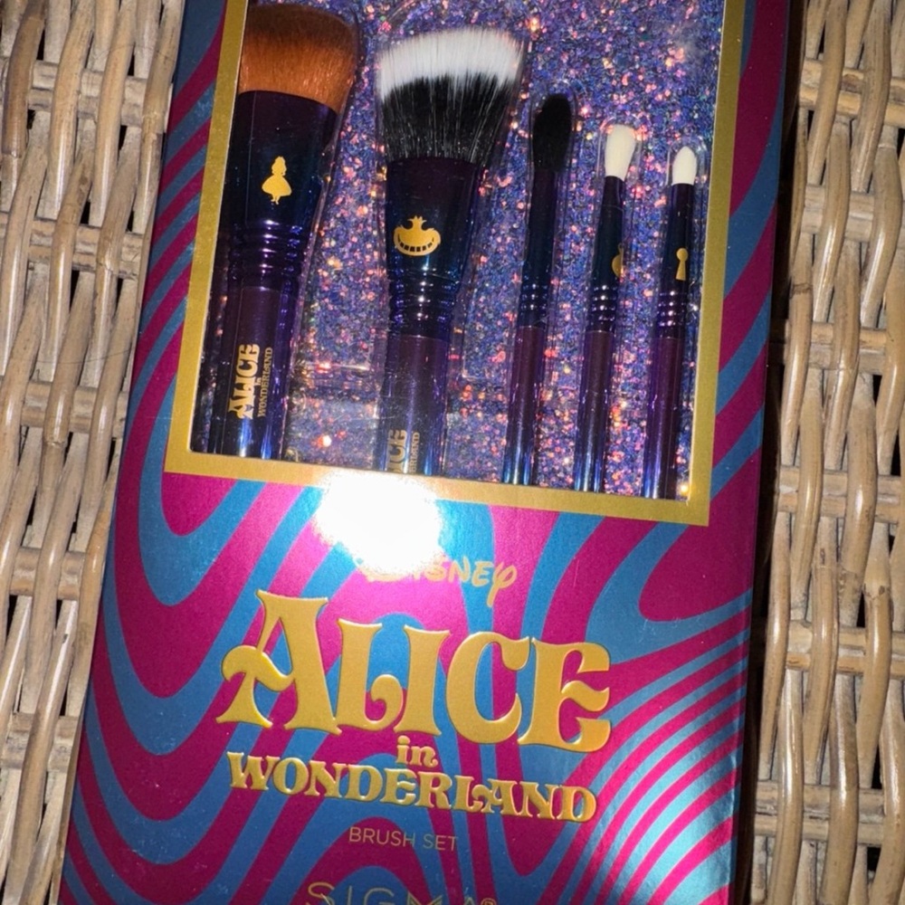 Sigma Beauty Alice in wonderland brush set with bag